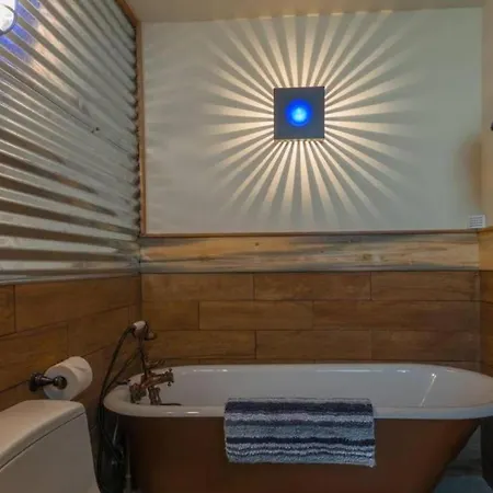 Cozy Spa Sanctuary W/ Soaking Tub